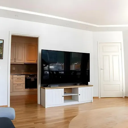 Spacious Waterfront Apartmnet דירה